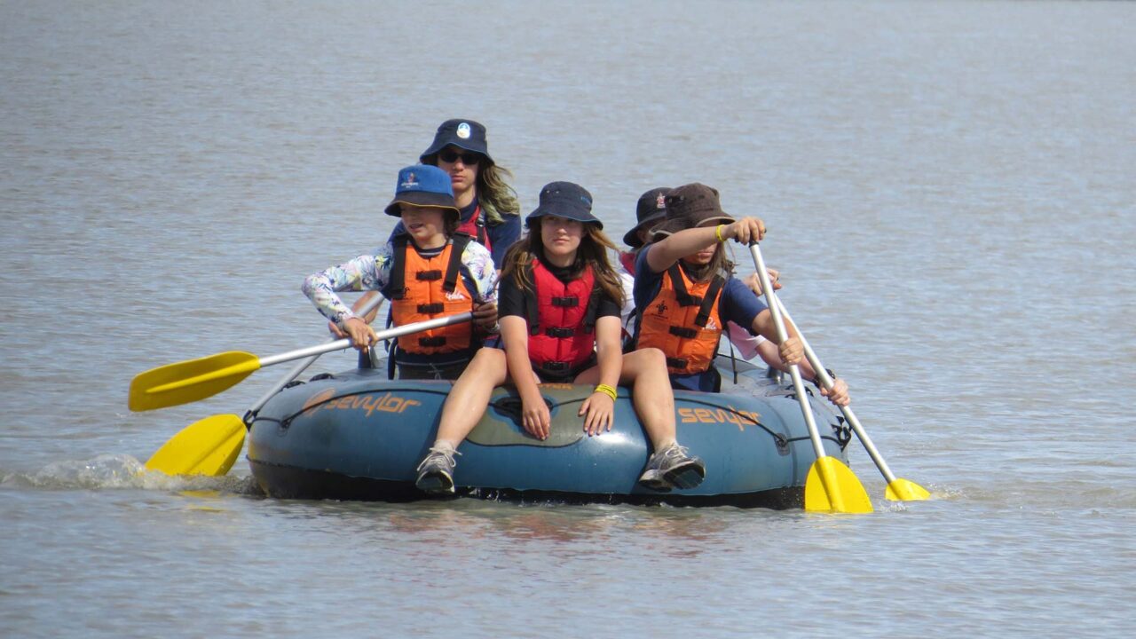 scouts-girls-river-tyre-tube-rowing