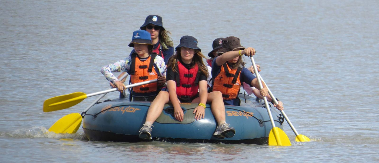 scouts-girls-river-tyre-tube-rowing